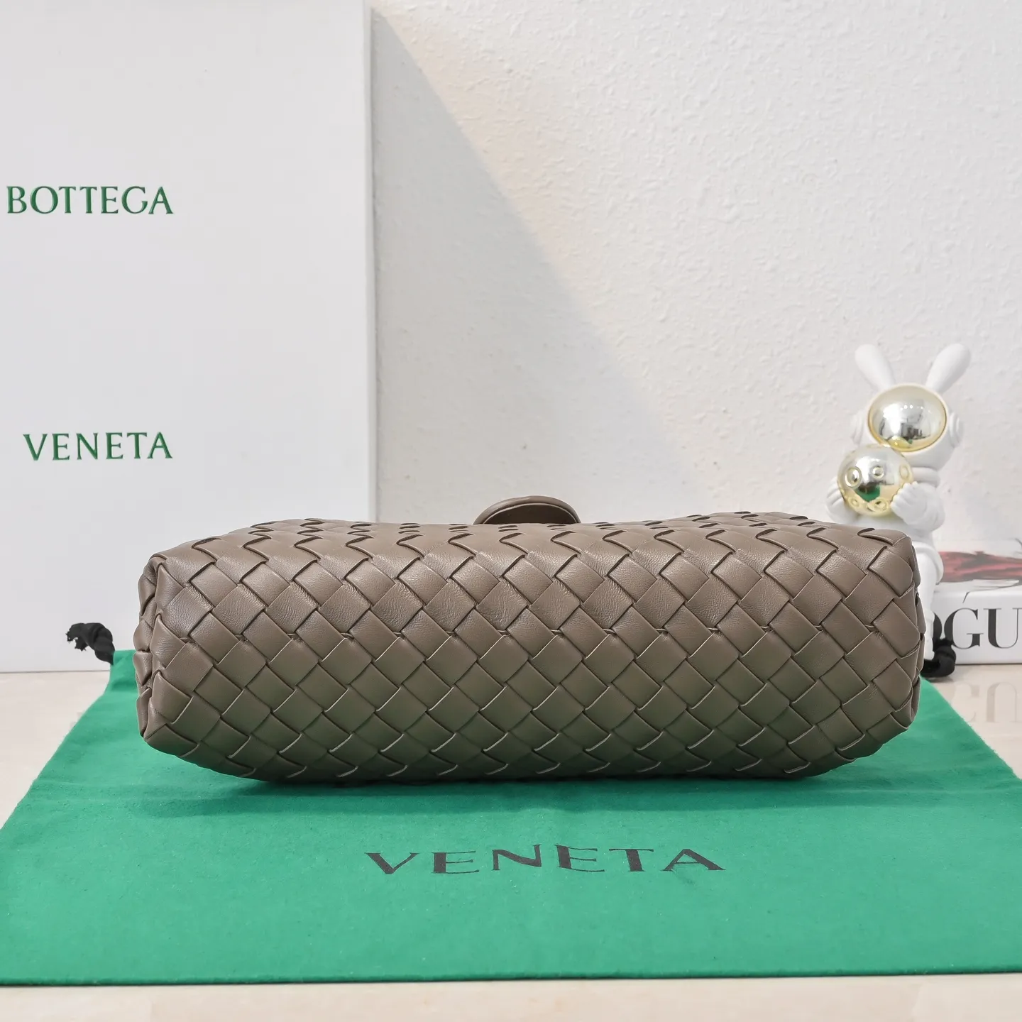 Batch 2260 Bitters Venetia 2024 summer series brings Lauren 1980 handbags back to the public eye. The design of the bag is inspired by ancient Roman architecture. It uses the brand's iconic Intrecciato lambskin woven bag body with a hard frame. No logo can be seen on the whole bag. It is equipped with a leather woven metal chain. When using it as a clutch, just put the chain directly in the bag ~ showing an elegant and timeless style. Decades later, when Lauren Hutton once again walked on the Bottega Venetia spring and summer show with this bag, the charm of the year still remains intact despite the passage of time. Size: 31.5*16.5*11 Style No.: 5807